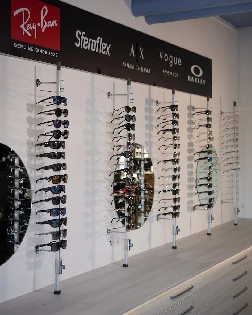 Razstava sončnih očal priznanih znamk Ray-Ban, Vogue, Oakley in Armani v optiki Ljubljana