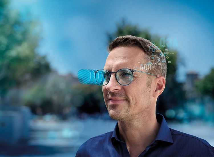 Moški z Rodenstock očali, znanimi po nemškem inženirstvu in kakovostnih lečah